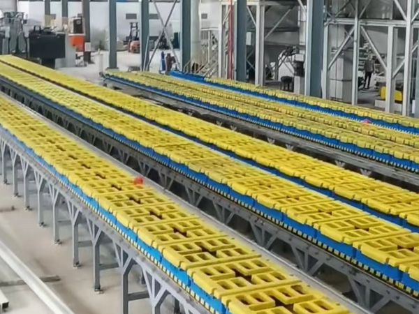 2 molding machines equipped with 6 automatic conveyor lines